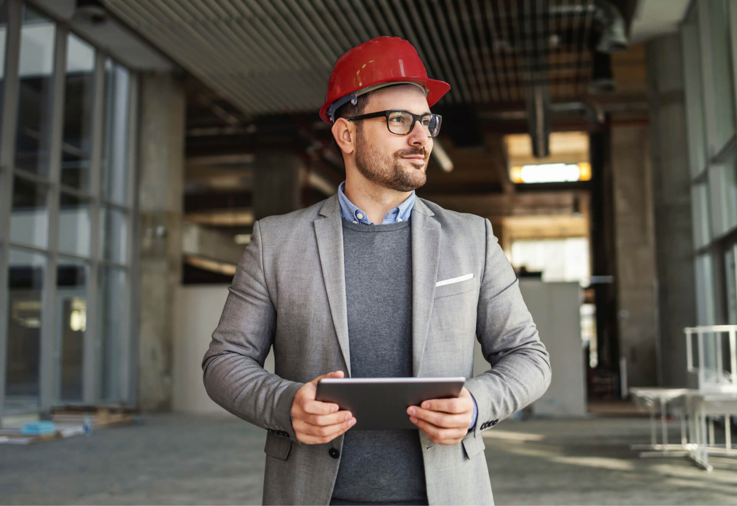 Bauingenieur mit Tablet auf einer Baustelle